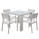 Conjunto Mesa Toscana II 90 Blanca, una mesa de aluminio y sobre vidrio con 4 sillas apilables